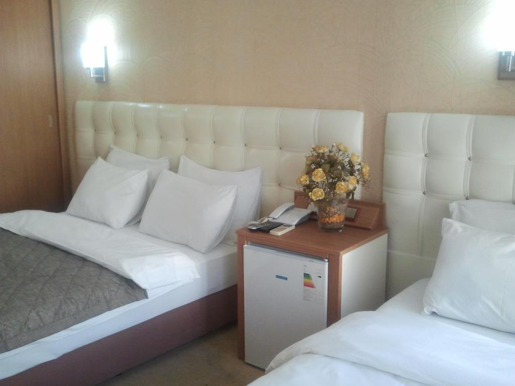 Hotel Kocaman Измир Стая снимка